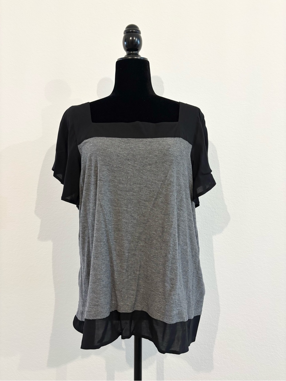 Vince Camuto Gray & Black Square-Neck Flutter Sleeve Top